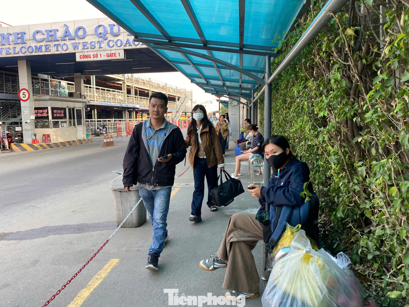 Nhiều người lỉnh kỉnh đồ đạc rời bến xe sau hành trình di chuyển dài. tp-an-phu-13.jpg