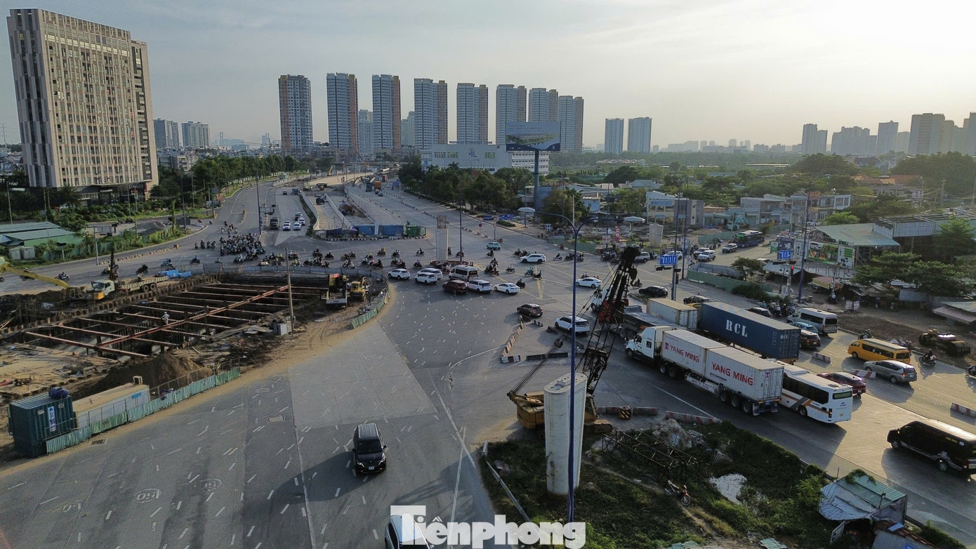Nút giao thông An Phú vào cuối giờ chiều 4/1. tp-an-phu-6.jpg