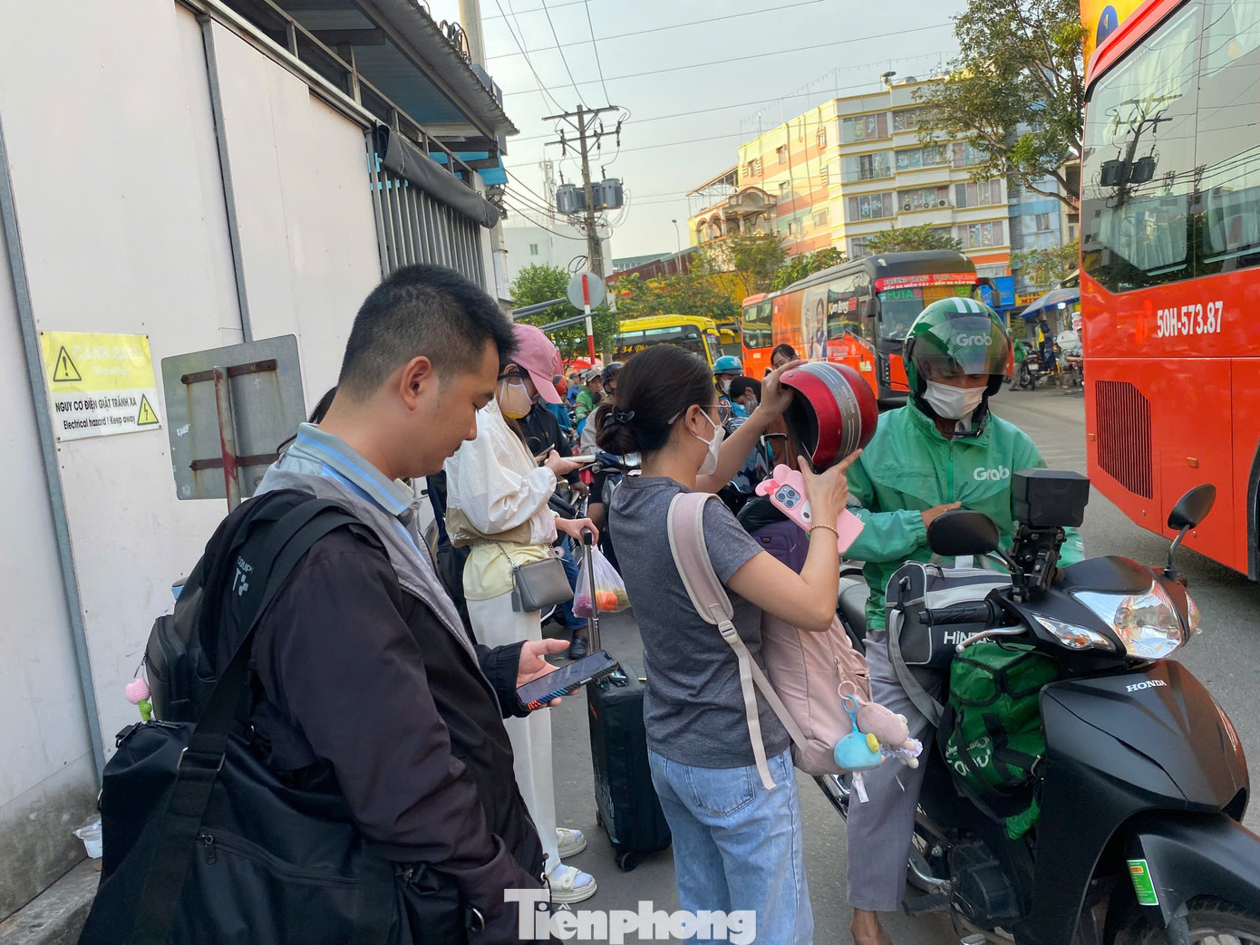 Hành khách đón xe công nghệ rời bến xe Miền Tây. tp-an-phu-9.jpg
