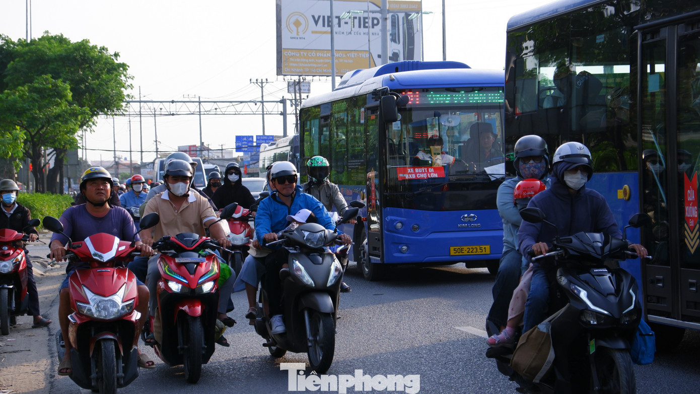 Đến hơn 17h, phương tiện ở cửa ngõ phía Tây TPHCM tiếp tục tăng. tp-cua-ngo-1010101010.jpg