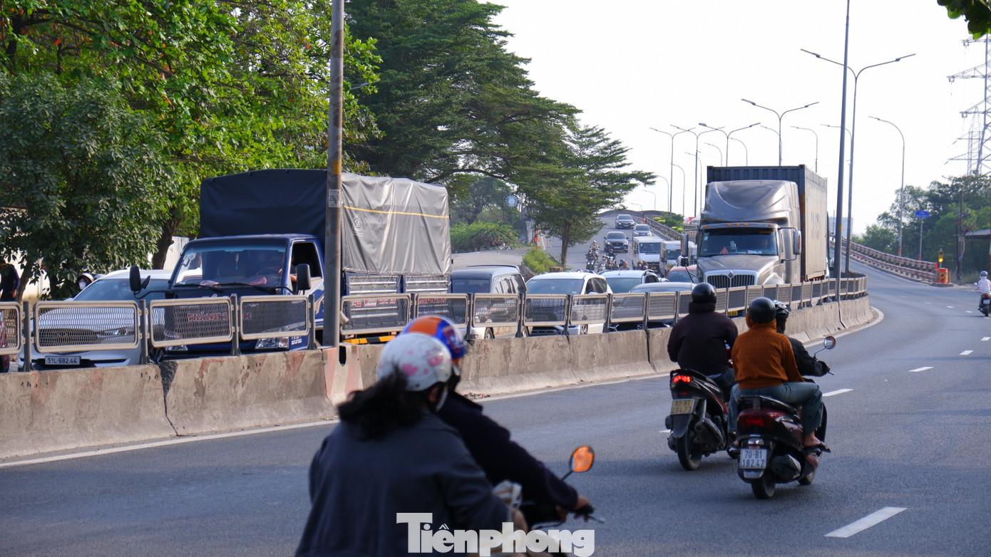 Phương tiện nối đuôi di chuyển qua cầu Bình Điền 2 (hướng các tỉnh Miền Tây về TPHCM). tp-cua-ngo-111.jpg