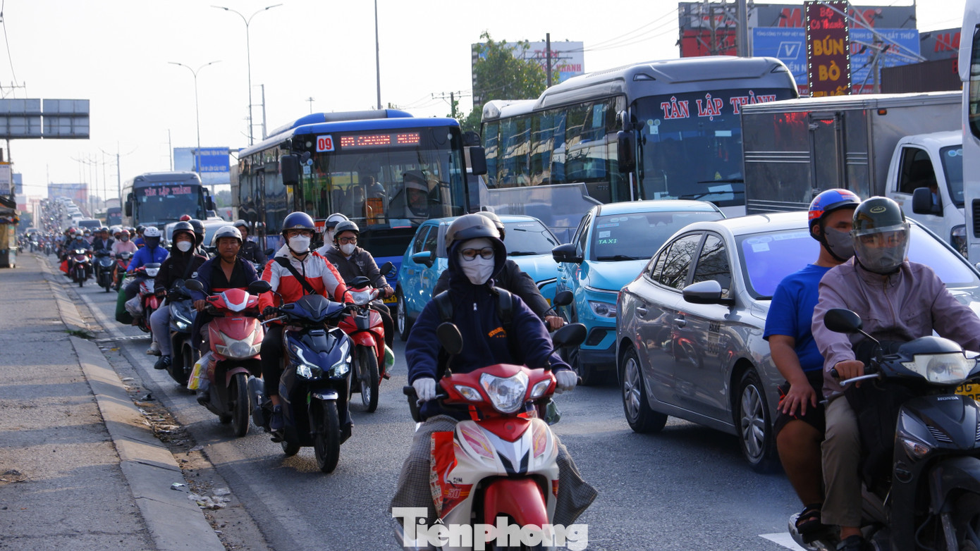 Phương tiện đông đúc trên đường Lê Khả Phiêu (quốc lộ 1) đoạn qua TPHCM. tp-cua-ngo-918199123.jpg