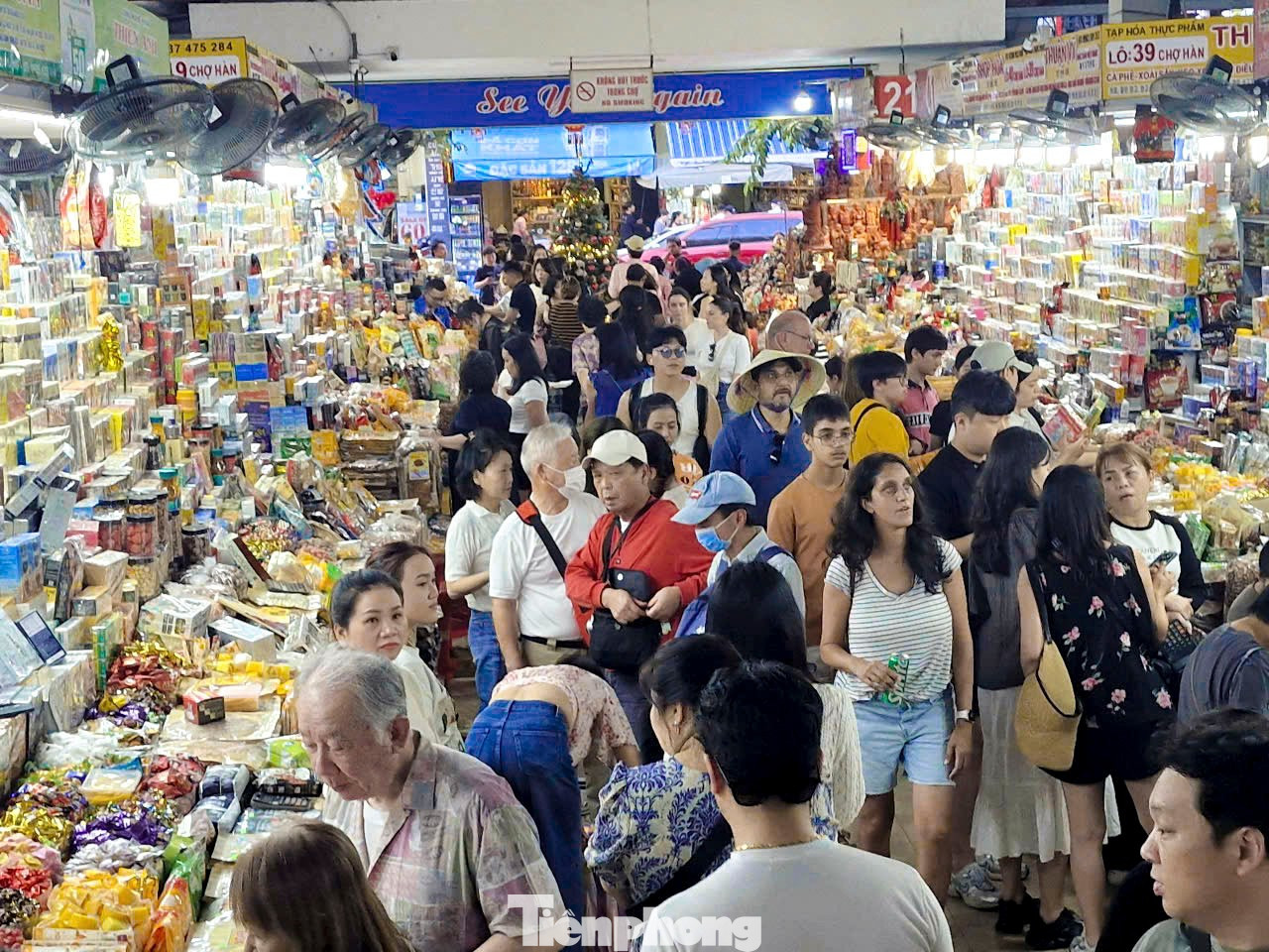 Ghi nhận tại các chợ truyền thống như chợ Hàn, chợ Cồn tại TP. Đà Nẵng không khí mua sắm nhộn nhịp. Các mặt hàng phục vụ nhu cầu tiêu dùng dịp đầu năm như thực phẩm tươi sống, bánh kẹo, mứt, đồ uống, đặc sản địa phương… được bày bán phong phú, giá cả niêm yết công khai, minh bạch, tạo sự yên tâm cho người mua. tp-chosieuthidn-3.jpg
