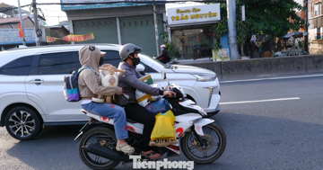 Chiều cuối kỳ nghỉ Tết Dương lịch: Người dân lỉnh kỉnh hành lý trở lại TPHCM