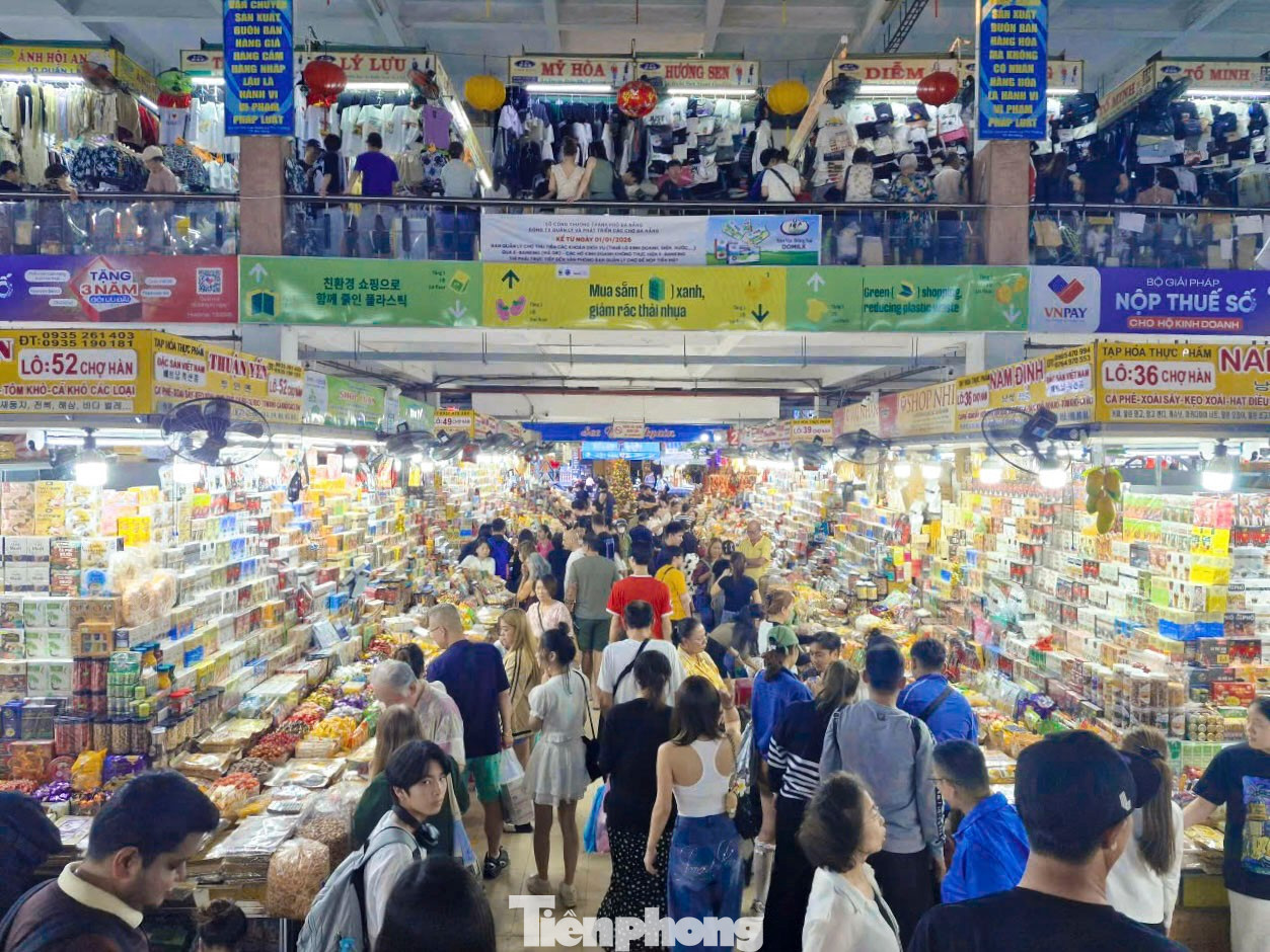 Theo Ban Quản lý chợ Hàn, trong dịp đầu năm mới 2026, mỗi ngày có hơn 11.000 lượt khách đến tham quan, mua sắm tại chợ, tăng gấp 3 lần so với ngày thường. Trước nhu cầu tăng cao, các tiểu thương đã chủ động tăng lượng hàng hóa từ 40-50% để phục vụ khách. tp-chosieuthidn-8.jpg