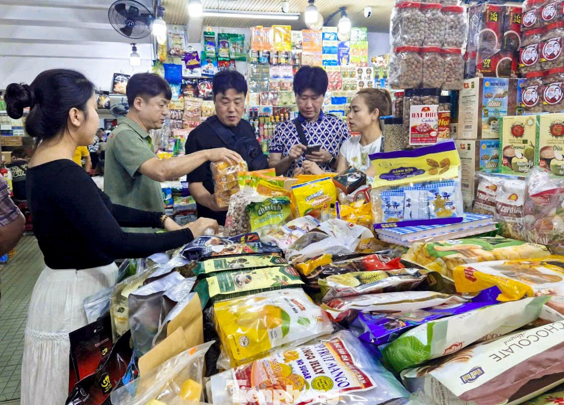 Trước nhu cầu mua sắm tăng cao dịp đầu năm và hướng tới Tết Nguyên đán Bính Ngọ 2026, lực lượng chức năng TP. Đà Nẵng cũng tăng cường công tác kiểm tra, kiểm soát thị trường. tp-chosieuthidn-9.jpg