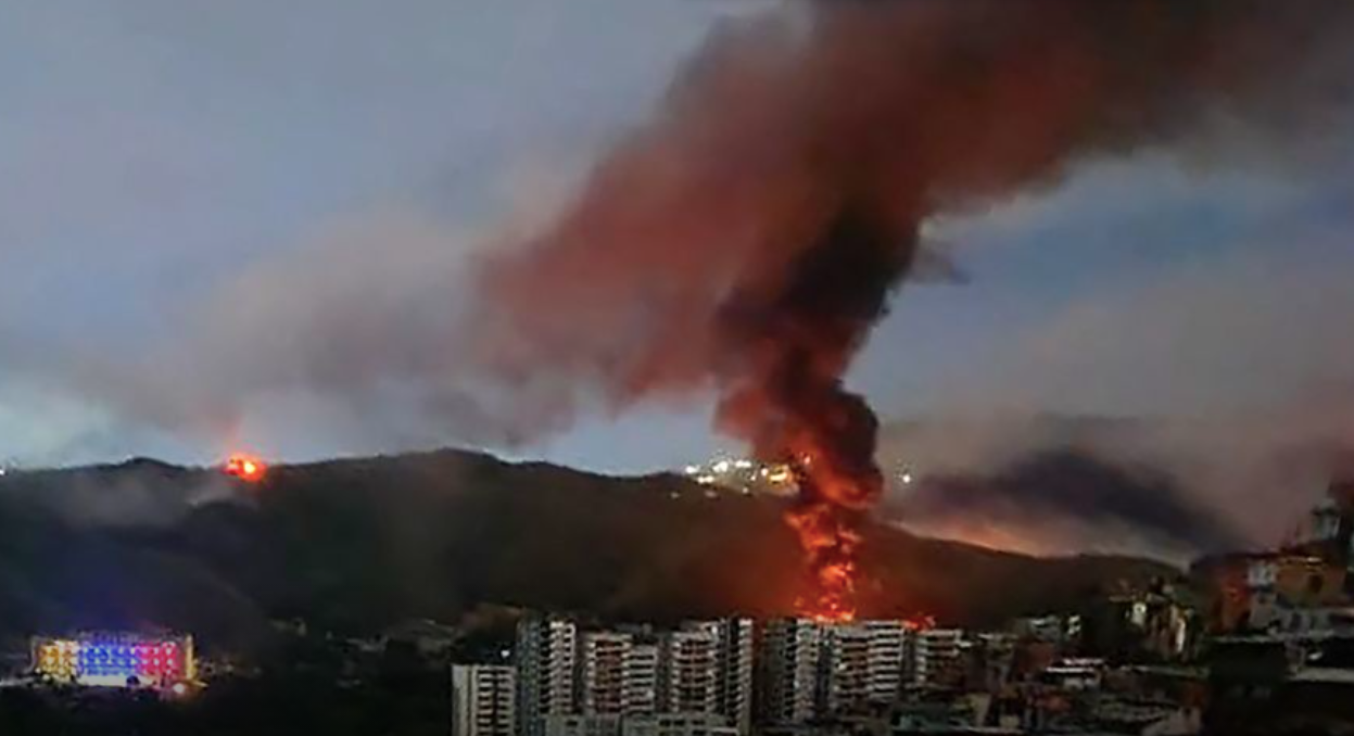 Mỹ triển khai chiến dịch tấn công vào thủ đô Caracas và nhiều khu vực khác của Venezuela vào rạng sáng 3/1 screen-shot-2026-01-03-at-103145-pm.png
