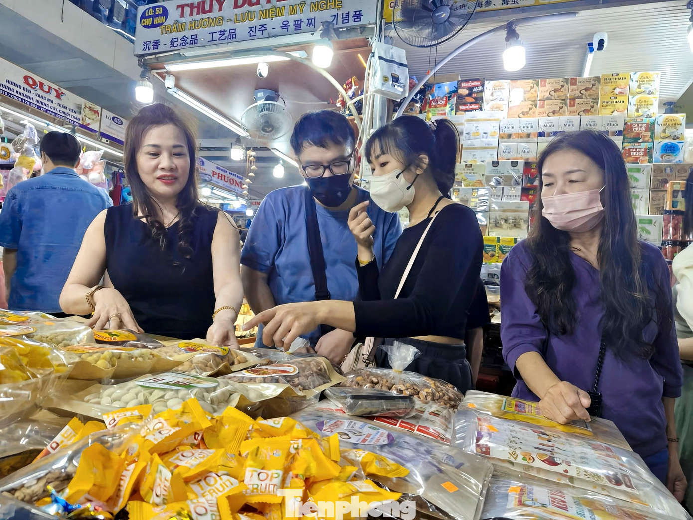 Chị Nguyễn Thị Thương, hộ kinh doanh bánh kẹo tại chợ Hàn, phấn khởi cho biết: “Dịp Tết Dương lịch năm nay được nghỉ 4 ngày nên khách đến chợ rất đông. Tiểu thương chúng tôi chuẩn bị hàng hóa tăng khoảng 40% so với ngày thường. Các mặt hàng như mực, cá, tôm, bánh kẹo bán rất chạy”. tp-chosieuthidn-1.jpg