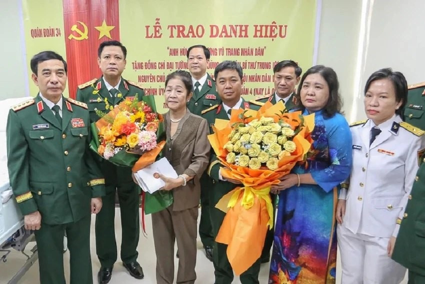 Phong danh hiệu Anh hùng Lực lượng vũ trang nhân dân cho Đại tướng Lê Văn Dũng - ảnh 1