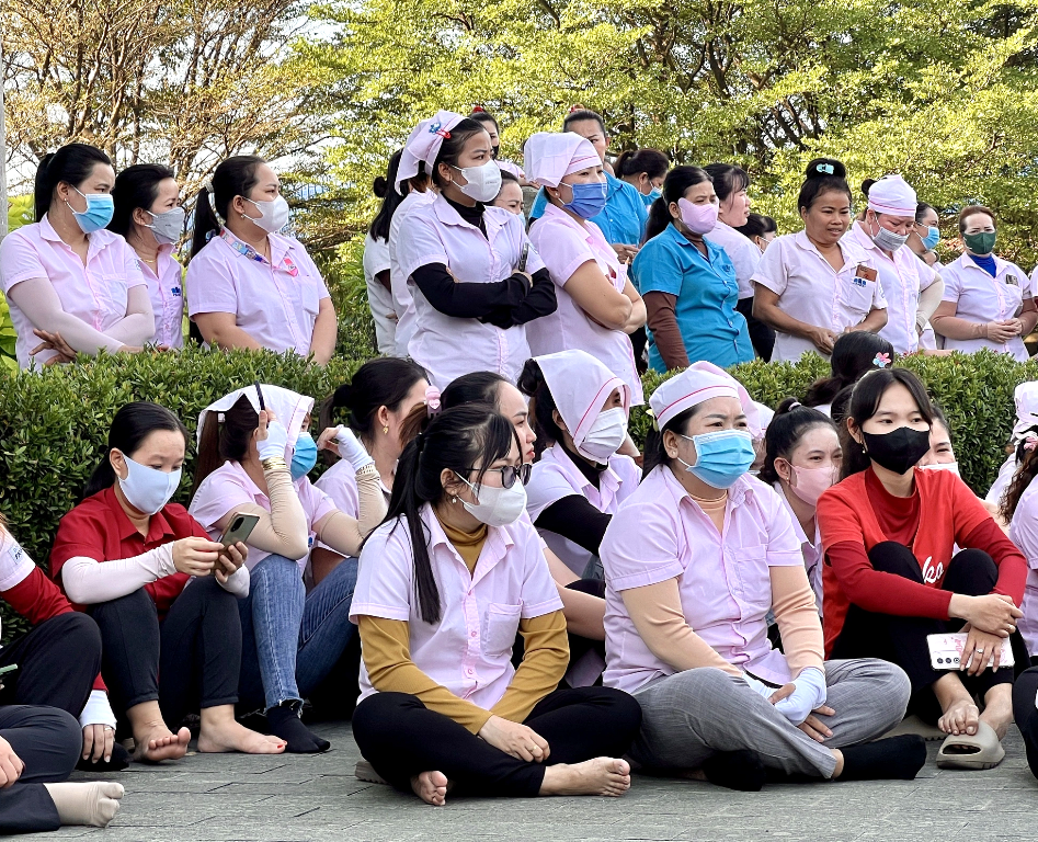 Công nhân Công ty Panko Vina thẫn thờ khi nghe tin nhà máy đóng cửa. Ảnh: Hương Chi 4a.png