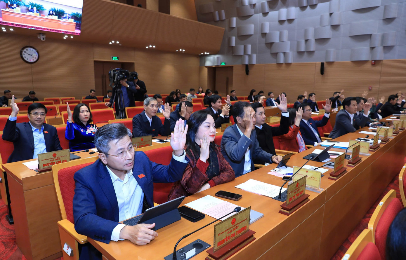 Các đại biểu biểu quyết miễn nhiệm chức danh Ủy viên UBND thành phố tại kỳ họp z7399370614709-d8e70b21d9bf73b1c5d2370cb43f8f3f.jpg