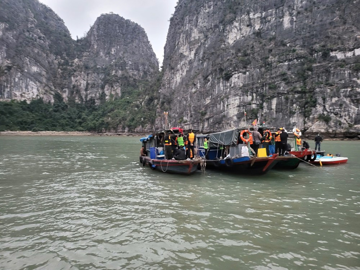 Kiểm tra 3 tàu cá, bắt 30 đối tượng đang đánh bạc trên Vịnh Hạ Long
