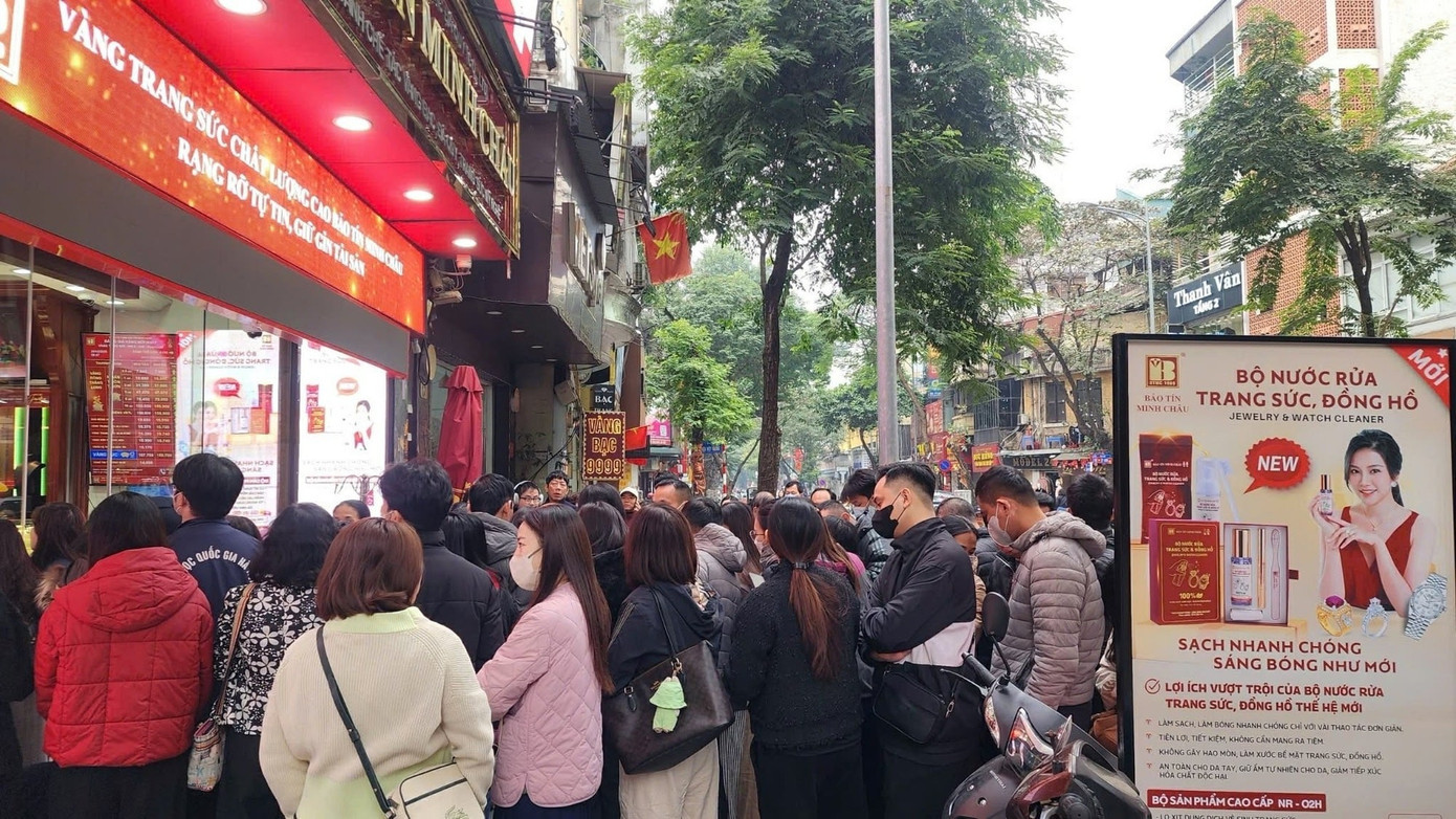 Người dân xếp hàng mua vàng mỗi khi giá vàng biến động tăng cao. b1.jpg