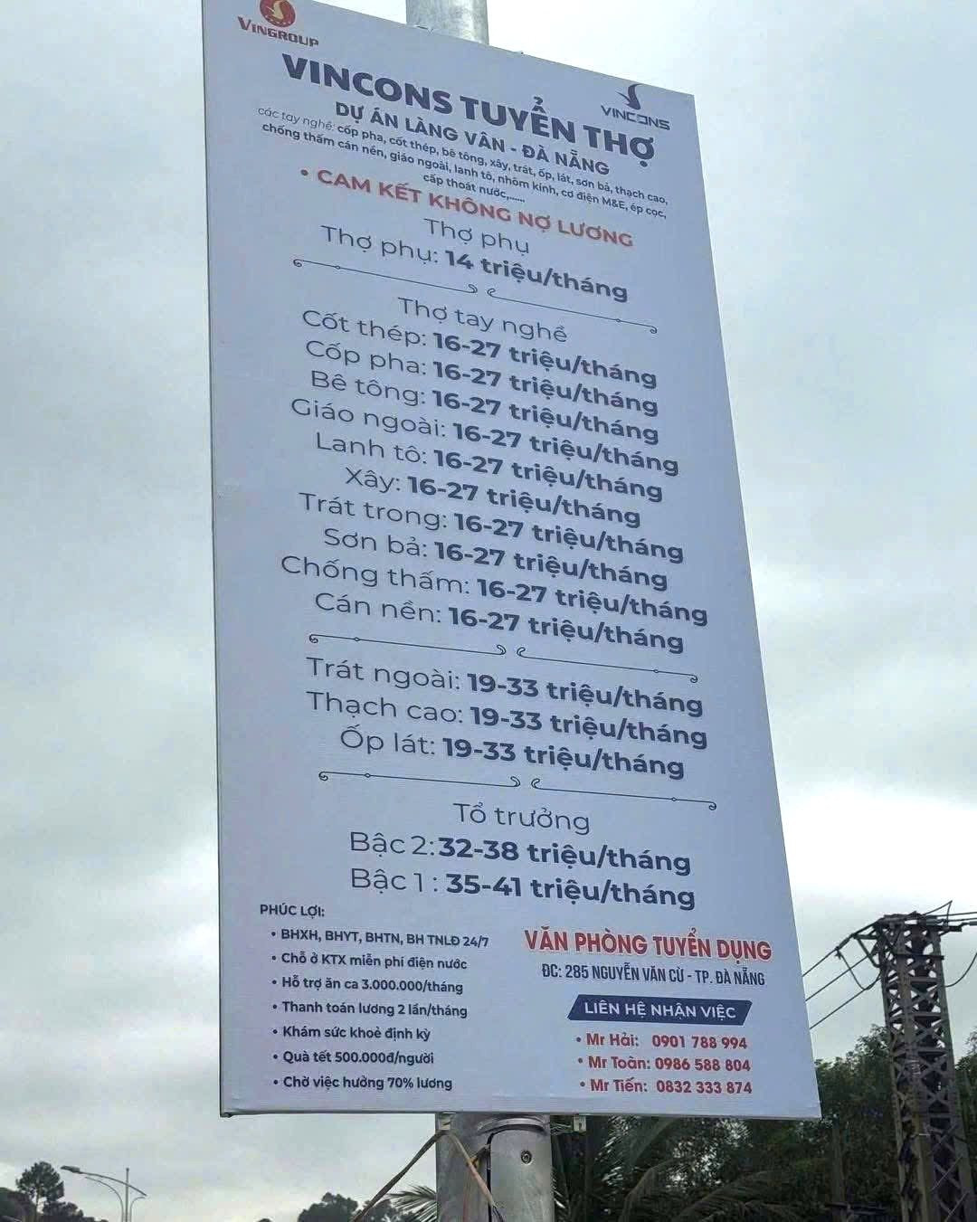 Poster tuyển dụng của Vincons tại dự án Làng Vân - Đà Nẵng. Nguồn ảnh: Internet Poster tuyển dụng của Vincons tại dự án Làng Vân - Đà Nẵng. Nguồn ảnh: Internet