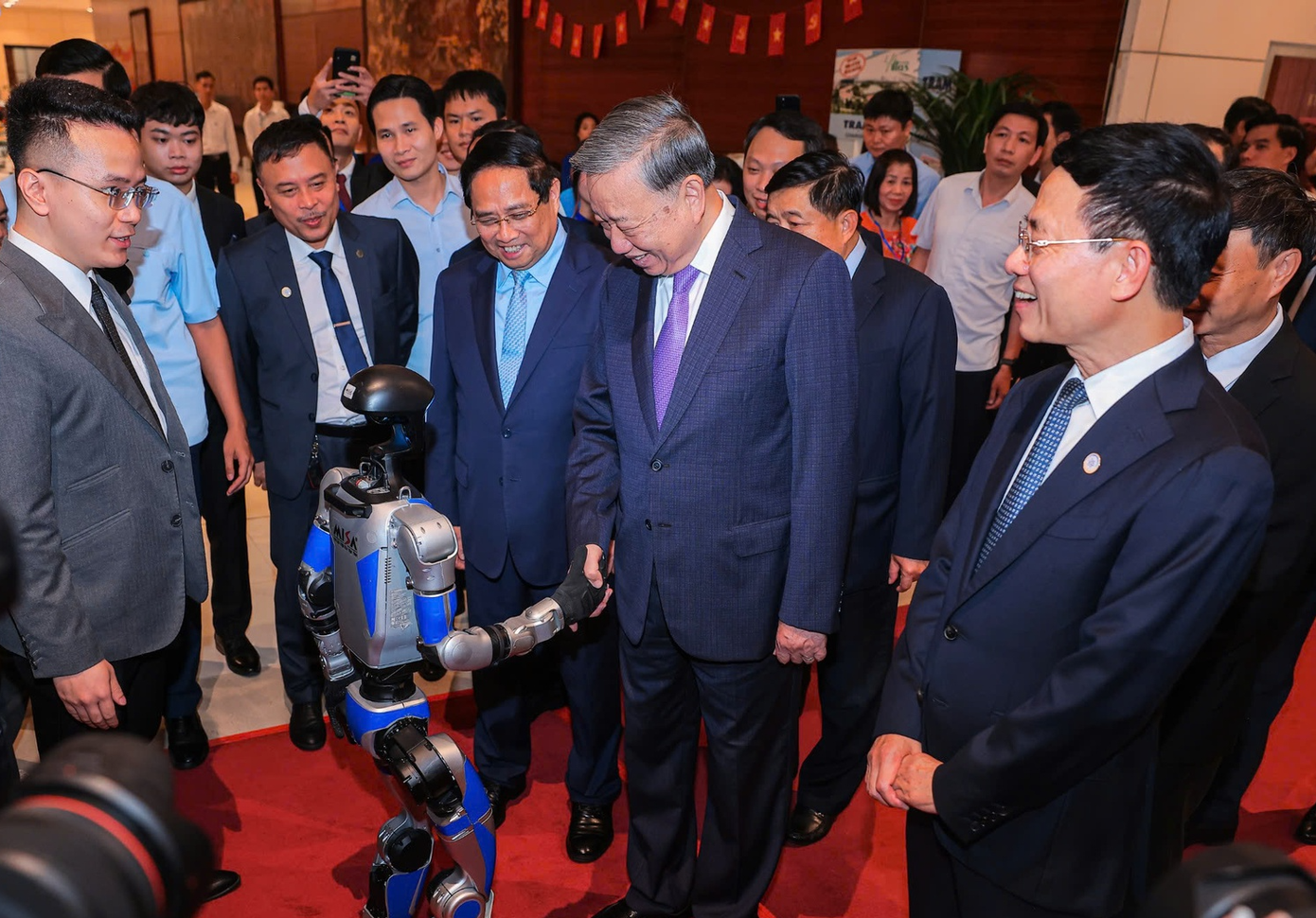 Tổng Bí thư Tô Lâm thăm triển lãm thành tựu khoa học công nghệ tại Lễ kỷ niệm 80 năm ngành Bưu chính Viễn thông, 66 năm ngành KH&CN và Đại hội Thi đua yêu nước lần thứ I. Ảnh: PV. 41-mrtolam2.png