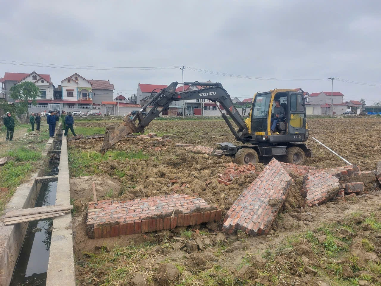 Xây dựng trên đất nông nghiệp: 13 trường hợp ở Hà Nội bị xử lý mạnh tay- Ảnh 1. Xây dựng trên đất nông nghiệp: 13 trường hợp ở Hà Nội bị xử lý mạnh tay- Ảnh 1.