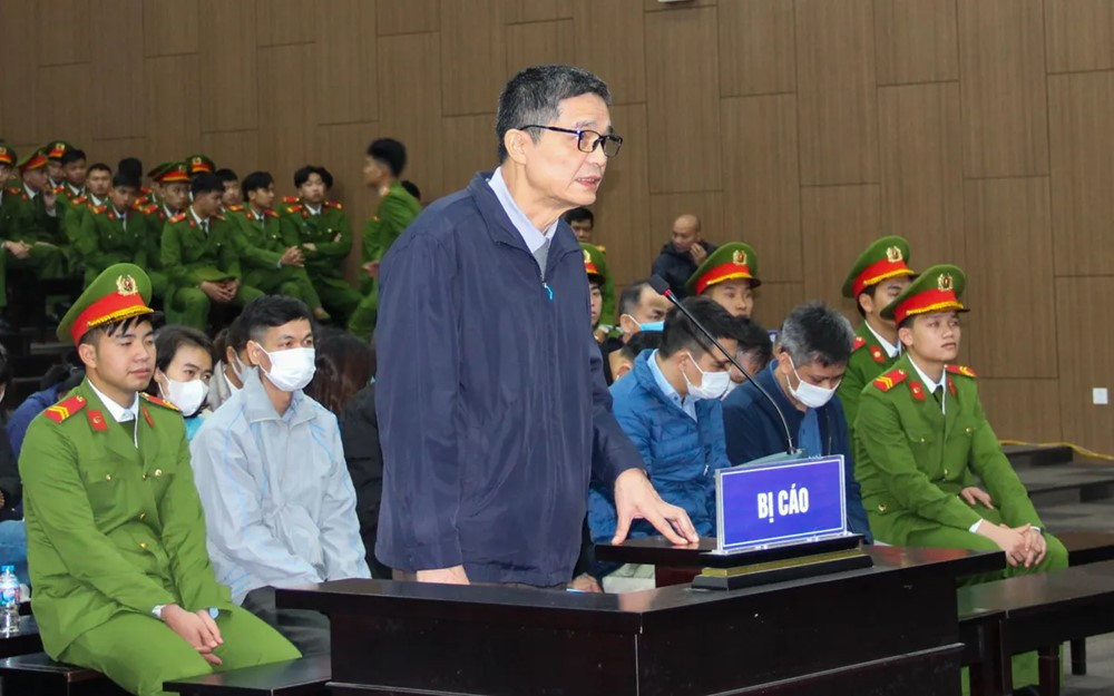 Cựu Phó Cục trưởng Nguyễn Hùng Long khai dùng tiền hối lộ đi trao học bổng, hỗ trợ người già neo đơn và xây dựng nhà tình nghĩa - ảnh 1