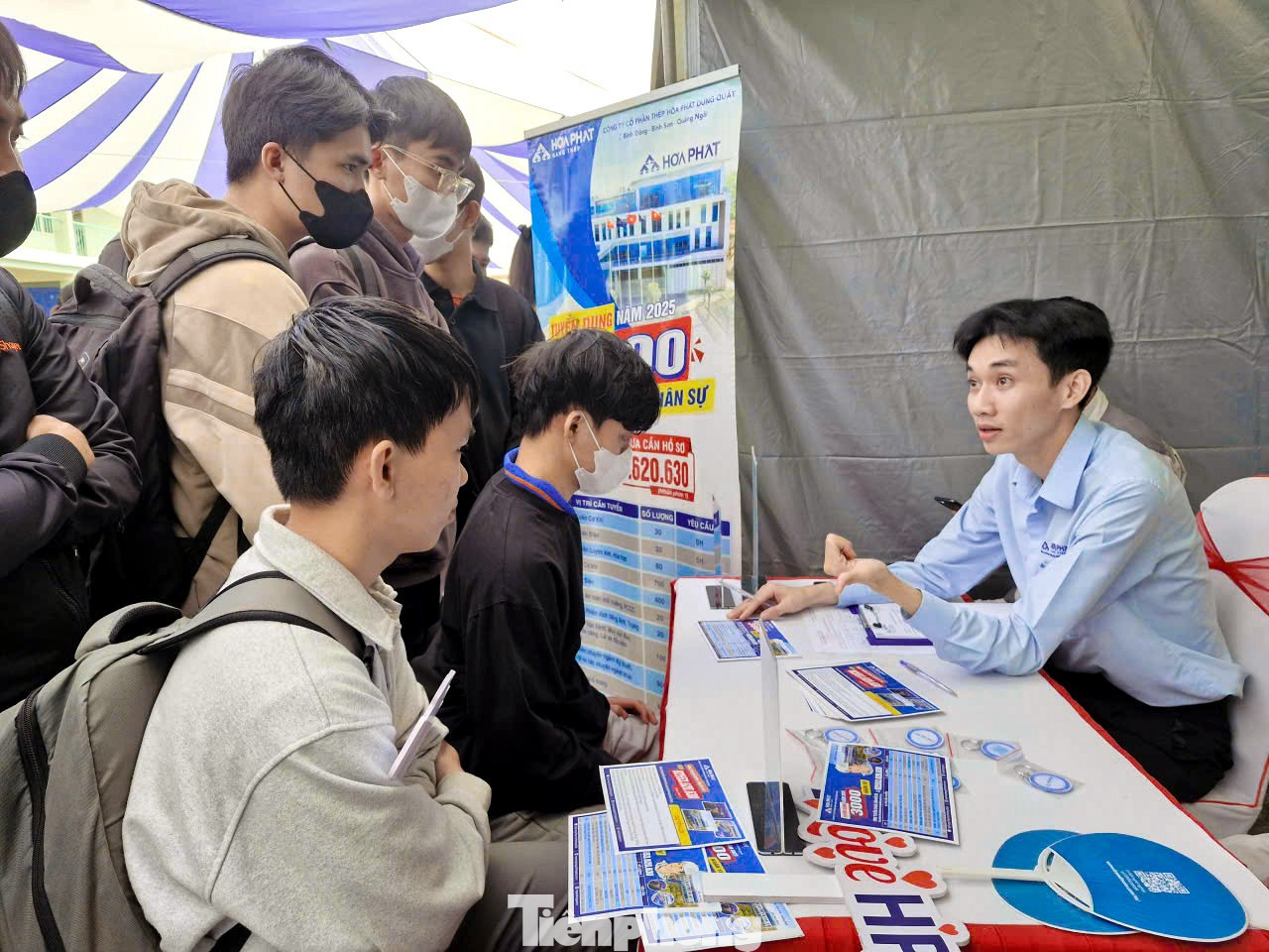 Doanh nghiệp tăng cường tư vấn việc làm cho sinh viên, người lao động. tp-tuyenlaodong.jpg
