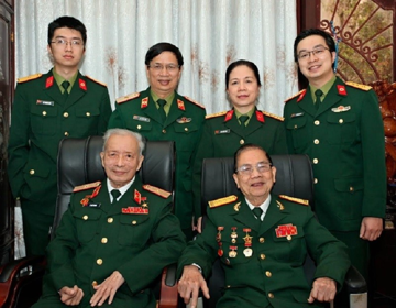 Gia đình hiếm hoi của Việt Nam có 3 cha con cùng nhận Giải thưởng Hồ Chí Minh: 2 người là 'tướng' ghép tạng kiệt xuất, con dâu, cháu nội đều là bác sĩ lừng danh