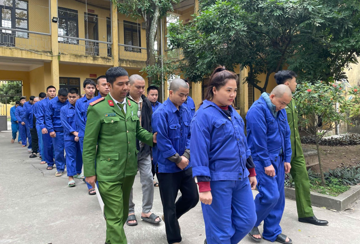 Khám xét khẩn cấp, thu giữ 42 điện thoại, 5 ô tô, 18 thẻ ATM, phong tỏa 125 tài khoản ngân hàng liên quan đường dây đánh bạc 9.300 tỷ đồng