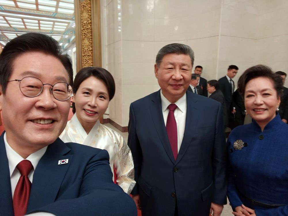 Tổng thống Hàn Quốc khoe ảnh selfie ‘để đời’ cùng Chủ tịch Trung Quốc, chụp bằng điện thoại Xiaomi - ảnh 4