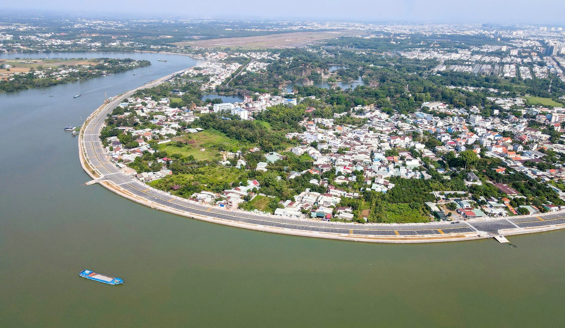 Chỉ hơn một tháng nữa sẽ thông xe tuyến đường ven sông gần 5km đi qua biệt thự cổ là bối cảnh phim Người đẹp Tây Đô- Ảnh 1. Chỉ hơn một tháng nữa sẽ thông xe tuyến đường ven sông gần 5km đi qua biệt thự cổ là bối cảnh phim Người đẹp Tây Đô- Ảnh 1.