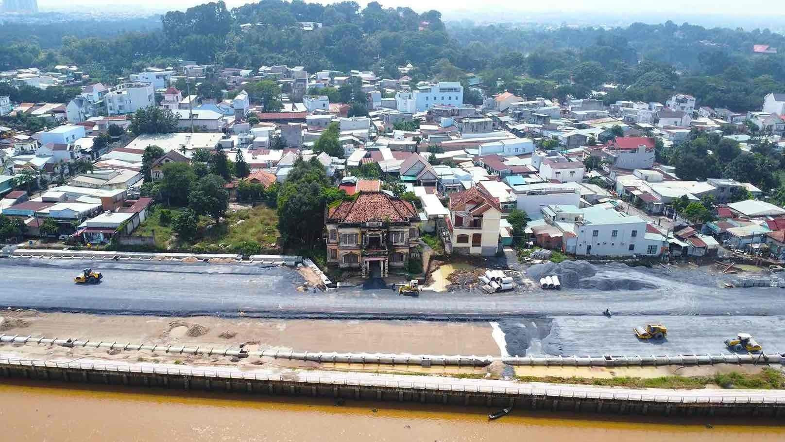 Chỉ hơn một tháng nữa sẽ thông xe tuyến đường ven sông gần 5km đi qua biệt thự cổ là bối cảnh phim Người đẹp Tây Đô- Ảnh 2. Chỉ hơn một tháng nữa sẽ thông xe tuyến đường ven sông gần 5km đi qua biệt thự cổ là bối cảnh phim Người đẹp Tây Đô- Ảnh 2.