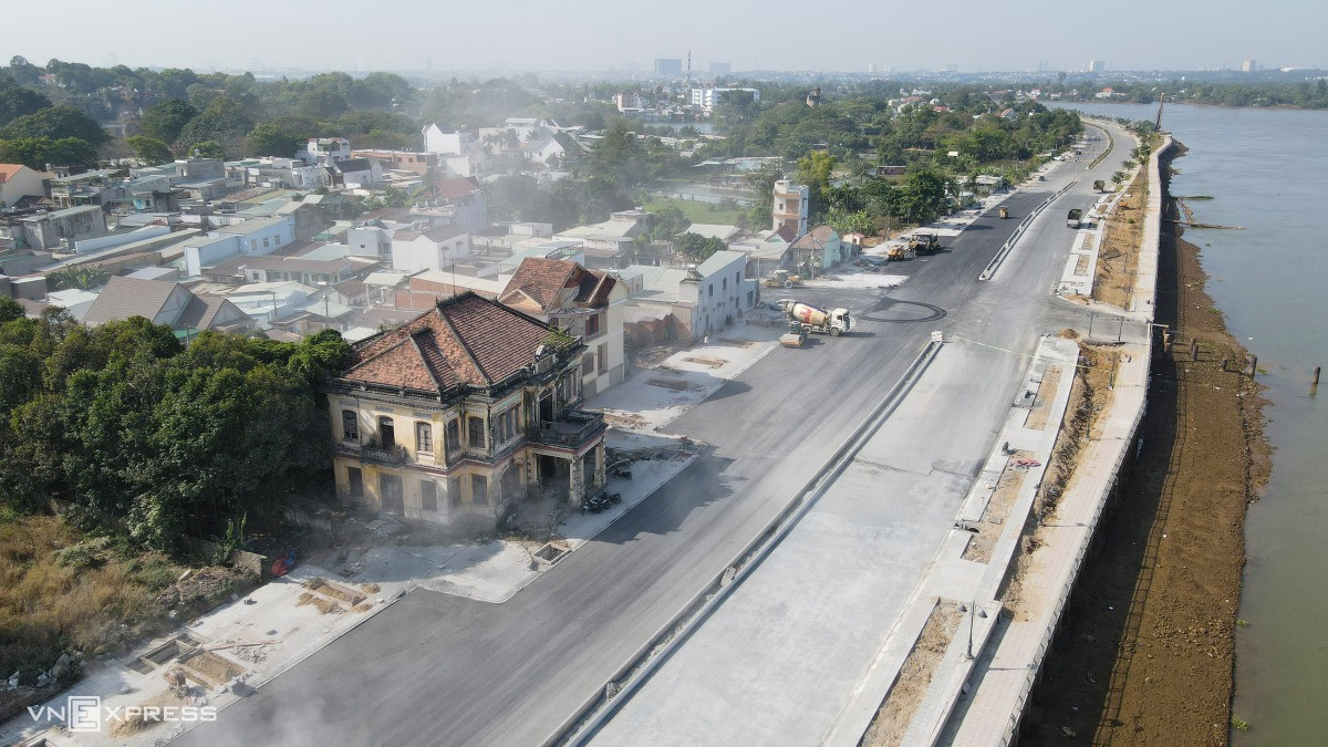 Chỉ hơn một tháng nữa sẽ thông xe tuyến đường ven sông gần 5km đi qua biệt thự cổ là bối cảnh phim Người đẹp Tây Đô- Ảnh 4. Chỉ hơn một tháng nữa sẽ thông xe tuyến đường ven sông gần 5km đi qua biệt thự cổ là bối cảnh phim Người đẹp Tây Đô- Ảnh 4.