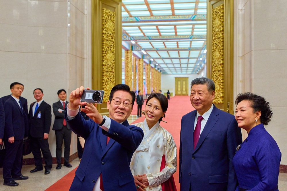 Tổng thống Hàn Quốc khoe ảnh selfie ‘để đời’ cùng Chủ tịch Trung Quốc, chụp bằng điện thoại Xiaomi - ảnh 2
