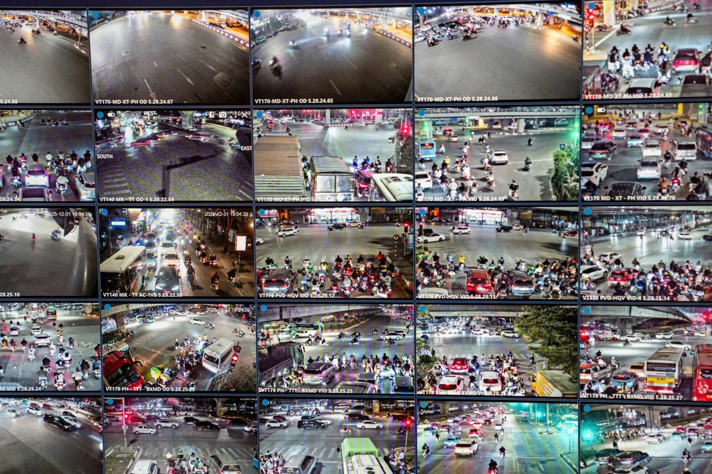 Hệ thống 1.837 mắt camera AI đặt tại 195 nút giao thông trọng điểm tại Hà Nội, phục vụ giám sát, xử lý vi phạm và điều hành tín hiệu giao thông. Ảnh: Cục CSGT camera-ai-4-1.jpg