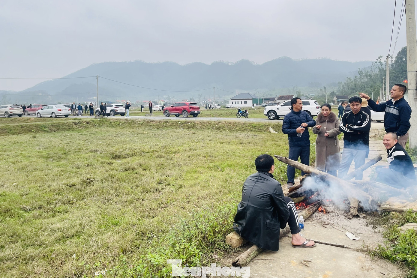 Từng nhóm người tập trung bàn về giá đất. tp-4-2363.jpg
