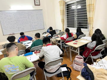 Giáo viên đang dạy thêm ngoài trường học chú ý thông tin đặc biệt quan trọng sau