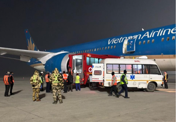 Máy bay Vietnam Airlines hạ cánh khẩn cấp để cấp cứu hành khách