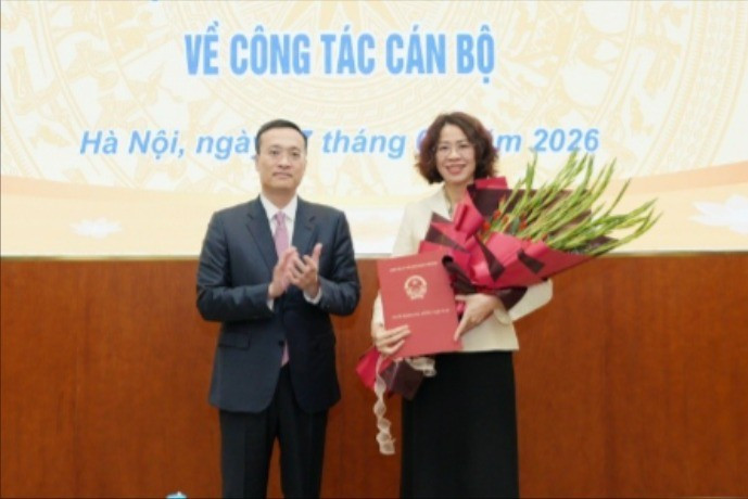 Bà Nguyễn Thị Thu Hương nhận quyết định bổ nhiệm. Ảnh: Hoàng Giáp. hg.jpg