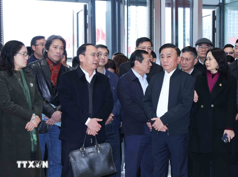 Thường trực Ban Bí thư Trần Cẩm Tú và đoàn công tác kiểm tra công tác chuẩn bị Đại hội XIV của Đảng. Ảnh: TTXVN. tienphong-61kiemtra1.jpg