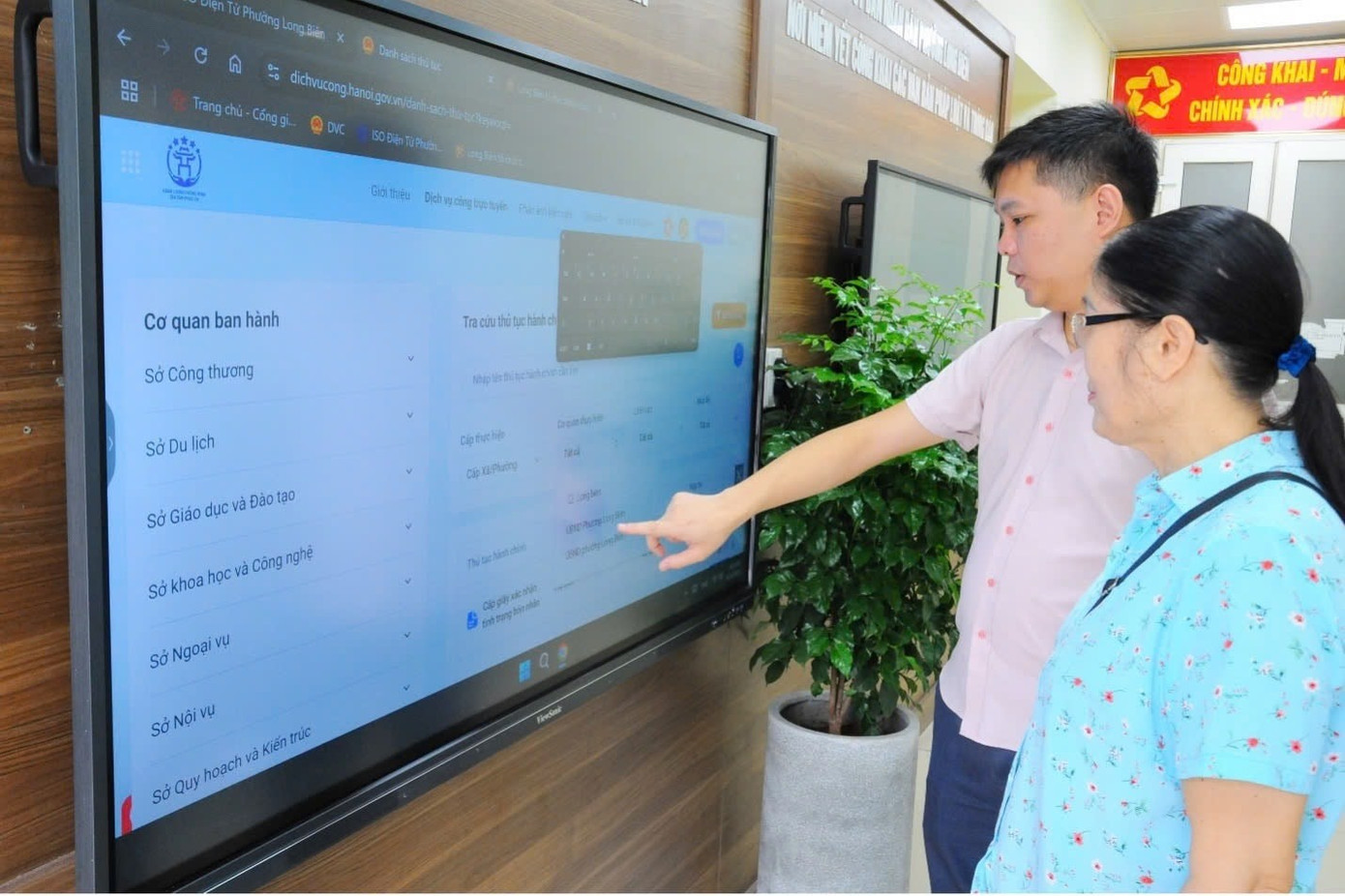 Công dân tra cứu thông tin khi thực hiện thủ tục hành chính tại phường Long Biên img-9146.jpg