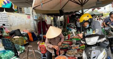 Bất an với thực phẩm mùa Tết: Thực phẩm ‘mình trần, ba không’