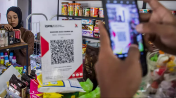 Clip cụ bà bị từ chối vì không biết dùng QR code gây phẫn nộ, NHTW nền kinh tế số 1 Đông Nam Á lên tiếng