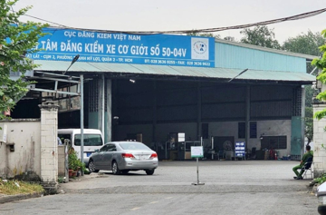 Cựu Giám đốc và Phó Giám đốc một Trung tâm đăng kiểm hầu tòa, 2 người bị truy nã