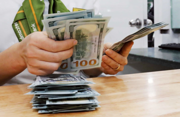 Tỷ giá USD hôm nay 8/1: Ngân hàng tăng nhẹ, chợ tự do giảm sâu