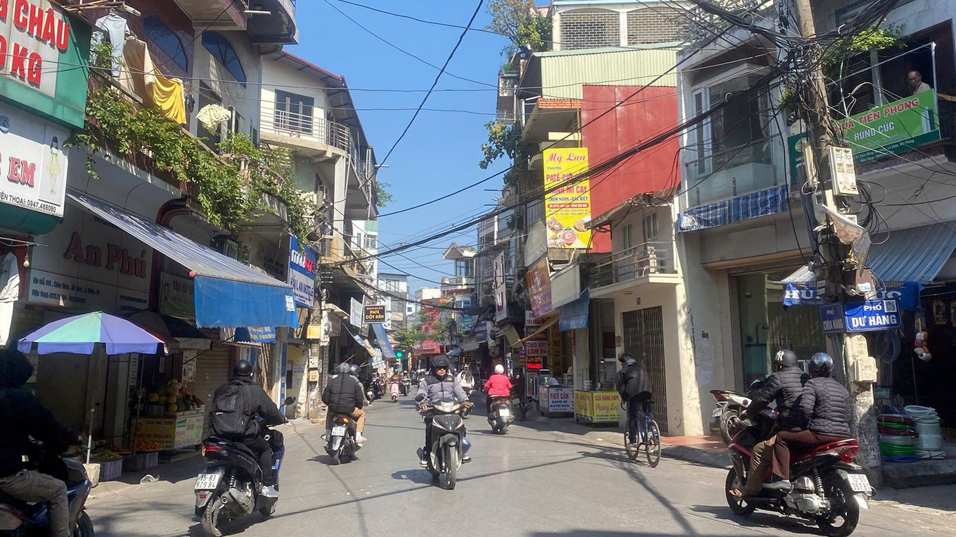 Phố Chùa Hàng, khu phố nổi tiếng với các cửa hàng bán co-tden.jpg