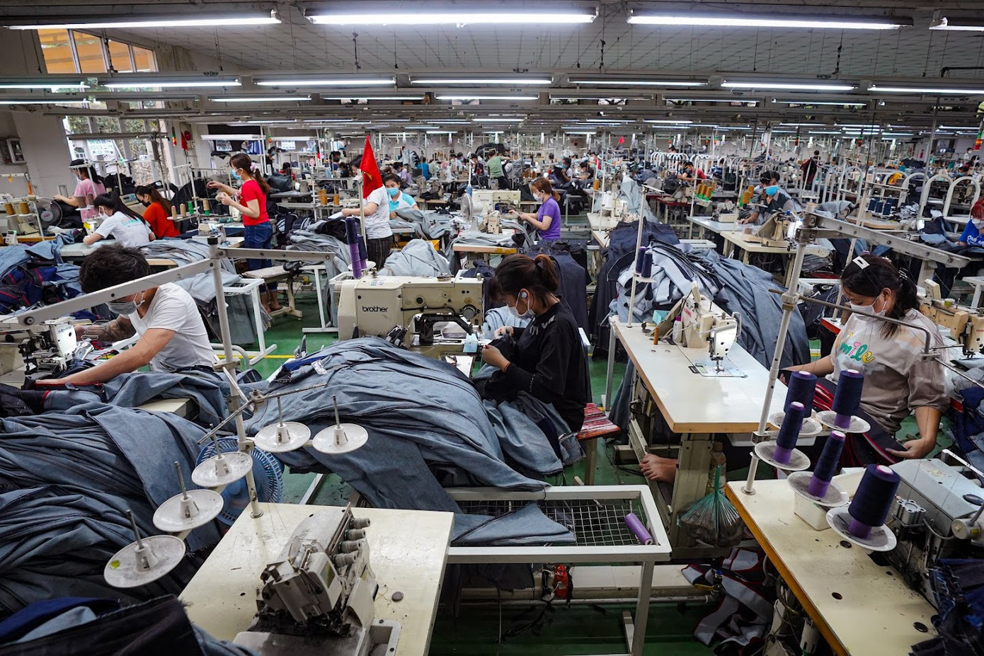 Cơ cấu doanh thu cho thấy phần lớn doanh nghiệp vẫn ở quy mô nhỏ và siêu nhỏ. Gần 70% doanh nghiệp dự kiến đạt doanh thu năm 2025 dưới 10 tỷ đồng. Doanh nghiệp may mặc- công nhân-TPHCM-Phạm Nguyễn-53.jpg