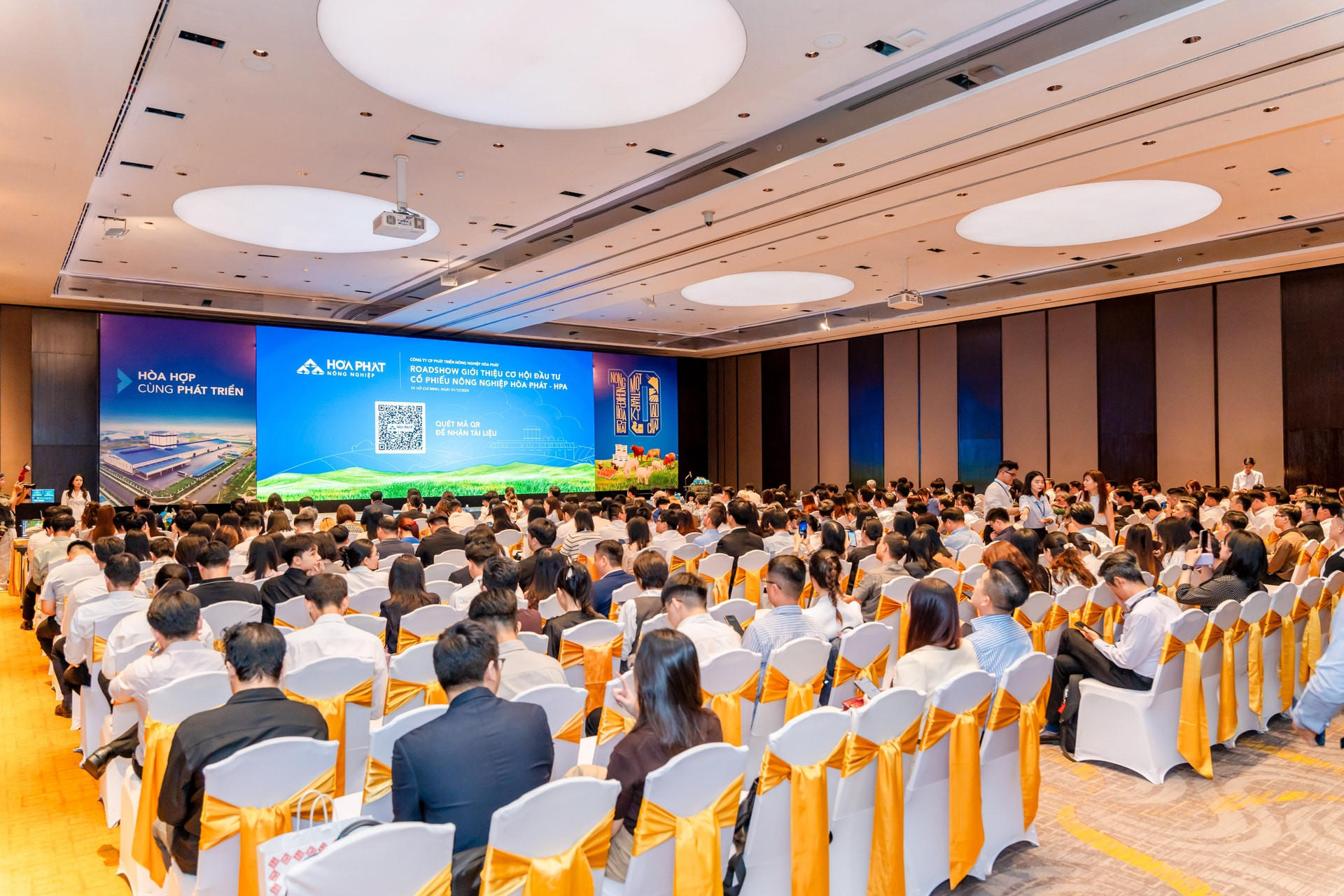 Hơn 400 nhà đầu tư cùng đại diện các quỹ, công ty chứng khoán tham dự roadshow HPA