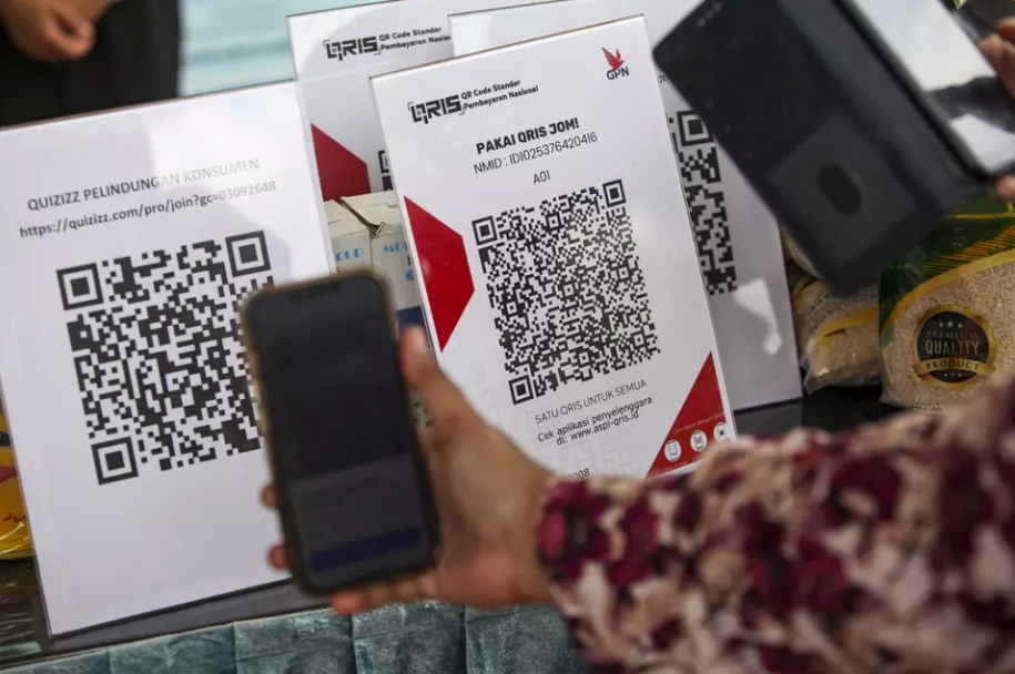 Clip cụ bà bị từ chối vì không biết dùng QR code gây phẫn nộ, NHTW nền kinh tế số 1 Đông Nam Á lên tiếng - ảnh 1