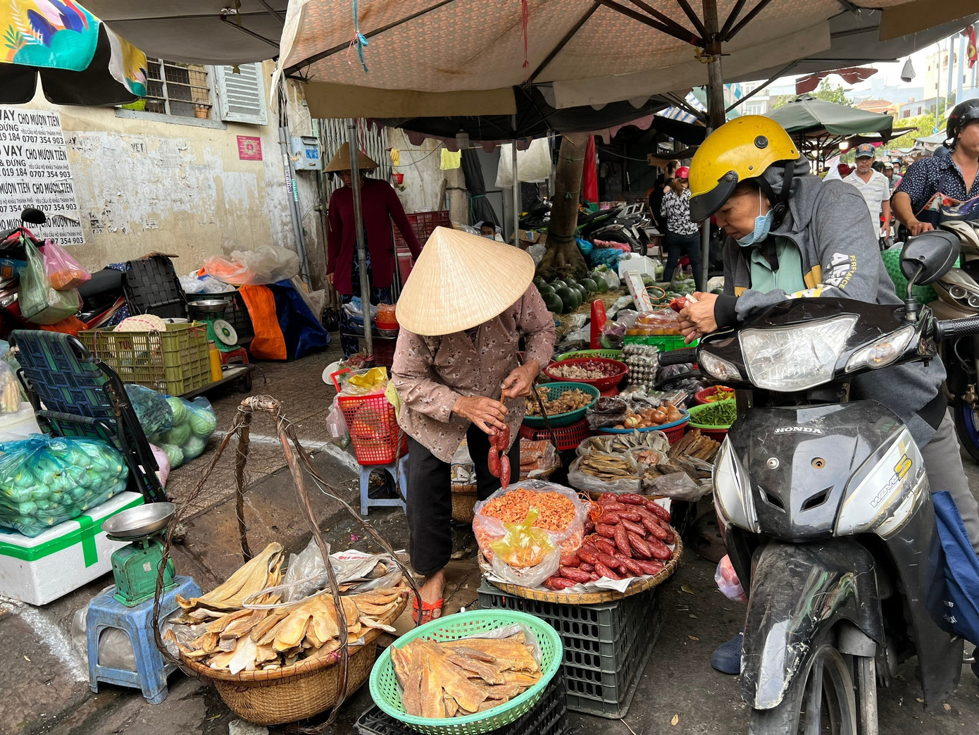 Tôm khô, lạp xưởng “ba không” được bày bán ở chợ Bàn Cờ (TPHCM) 1.jpg