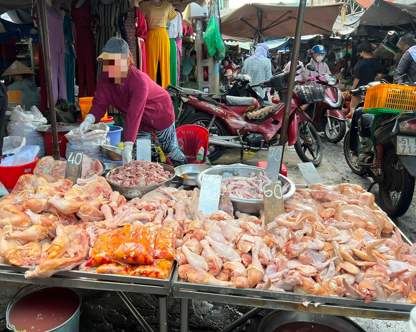 Một sạp hàng bán thịt gà, trứng non 2.jpg