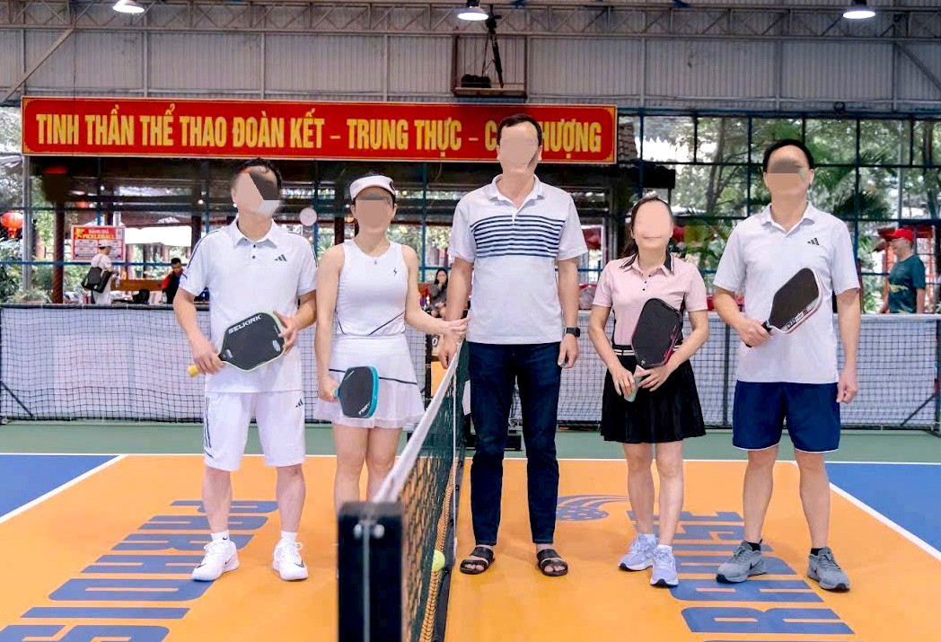 Ông Phan Tất Phượng (bên phải) nghỉ học bồi dưỡng chính trị để đi chơi Pickleball. tien-phong.jpg