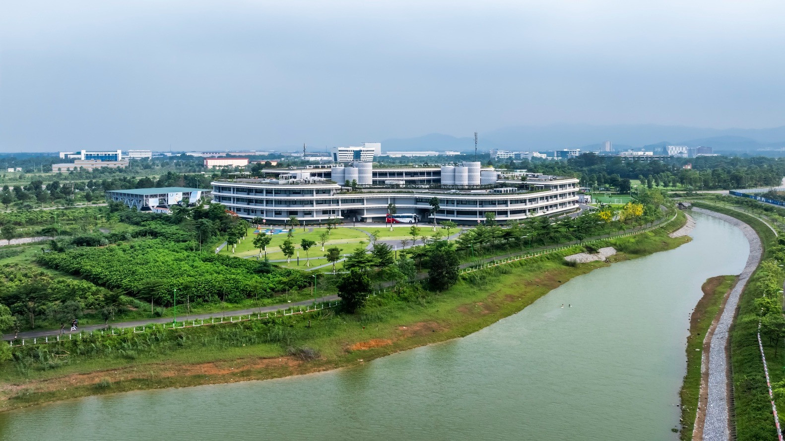 Việt Nam có Làng Vô Cực sở hữu kiến trúc thấp tầng độc đáo, tọa lạc tại ‘Thung lũng Silicon’ miền Bắc- Ảnh 4. Việt Nam có Làng Vô Cực sở hữu kiến trúc thấp tầng độc đáo, tọa lạc tại ‘Thung lũng Silicon’ miền Bắc- Ảnh 4.