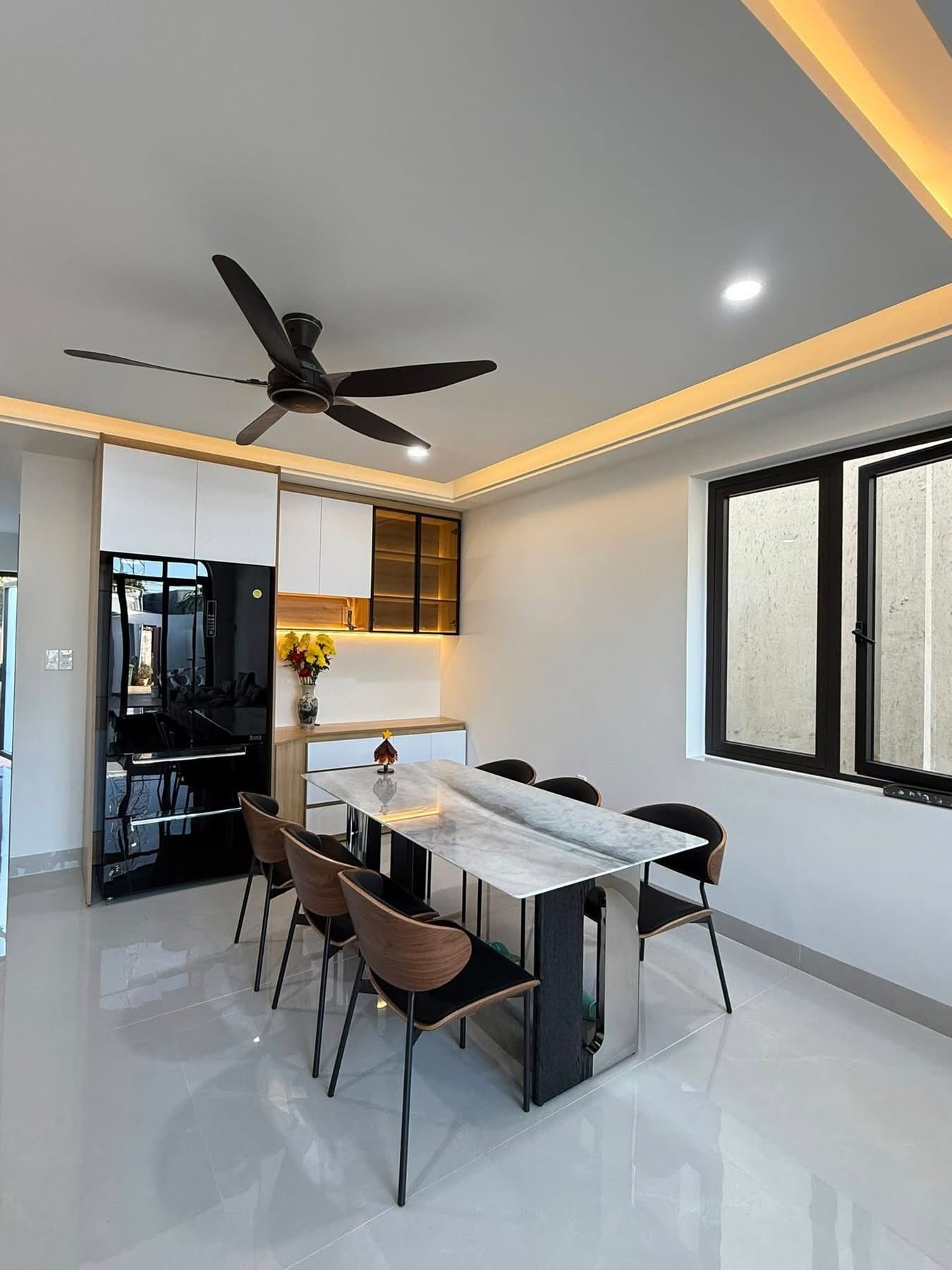 Trải nghiệm hai tinh thần trong cùng một căn hộ: Hiện đại tối giản và Á Đông sâu lắng- Ảnh 8. Trải nghiệm hai tinh thần trong cùng một căn hộ: Hiện đại tối giản và Á Đông sâu lắng- Ảnh 8.