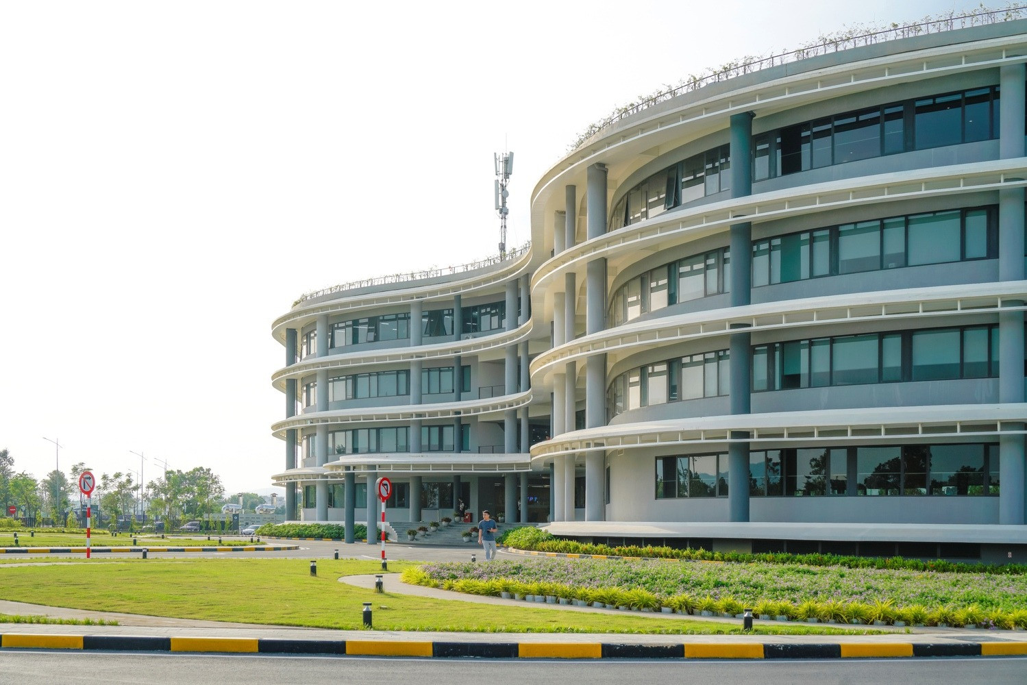 Việt Nam có Làng Vô Cực sở hữu kiến trúc thấp tầng độc đáo, tọa lạc tại ‘Thung lũng Silicon’ miền Bắc- Ảnh 3. Việt Nam có Làng Vô Cực sở hữu kiến trúc thấp tầng độc đáo, tọa lạc tại ‘Thung lũng Silicon’ miền Bắc- Ảnh 3.
